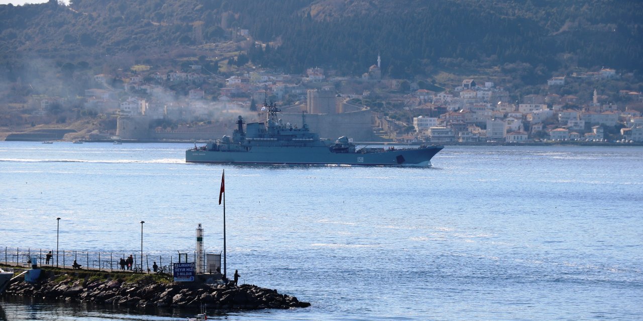 Rus askeri gemisi Çanakkale Boğazı'ndan geçti