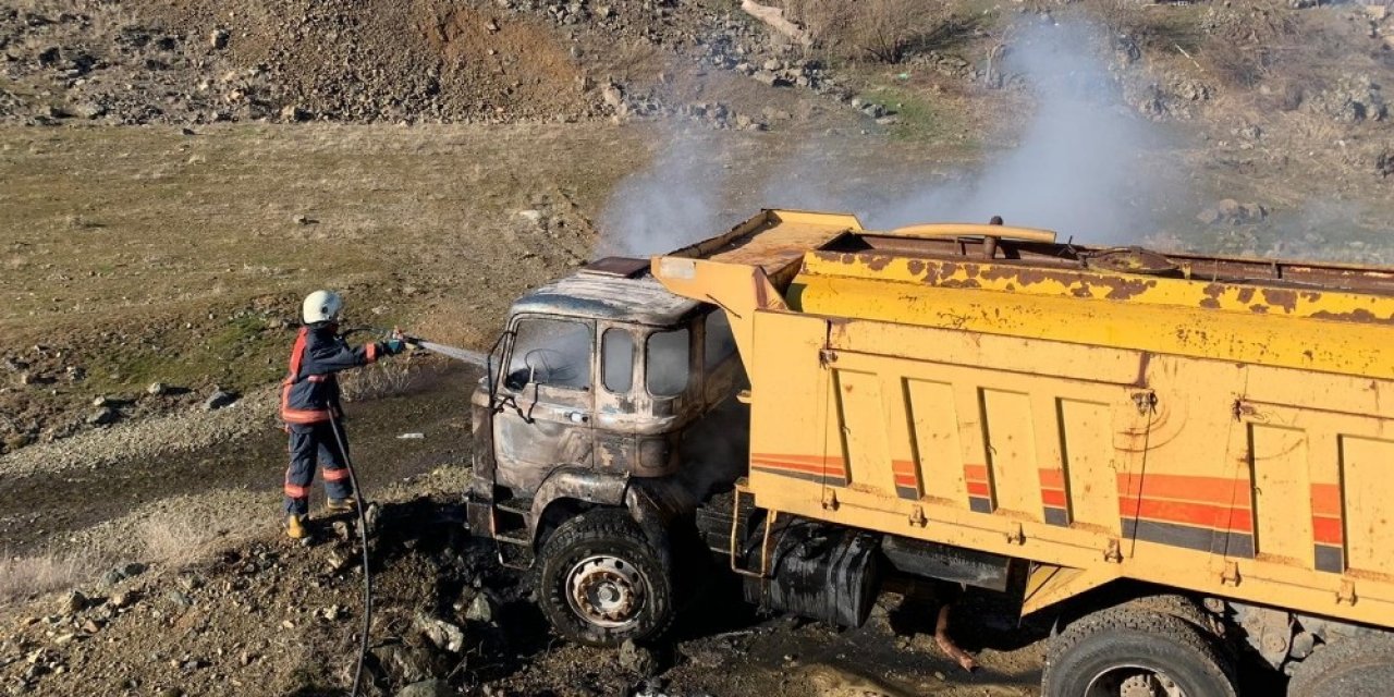 Elazığ’da kamyon yangını