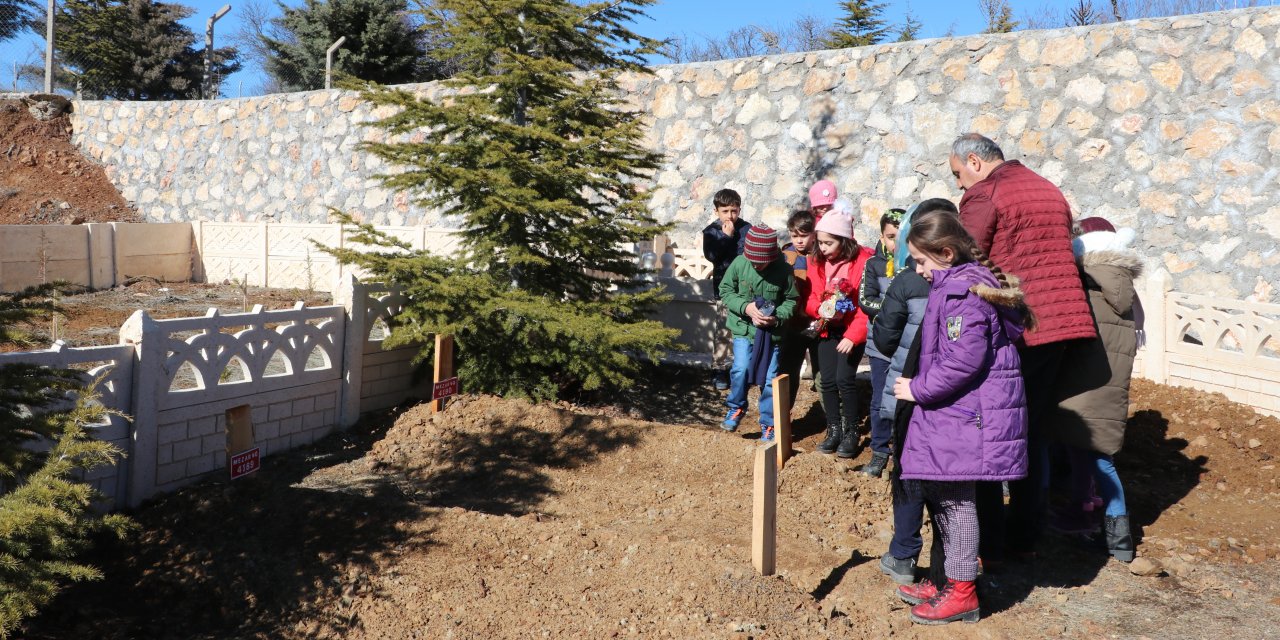 Öğrenciler depremde kaybettikleri arkadaşlarını unutmadı