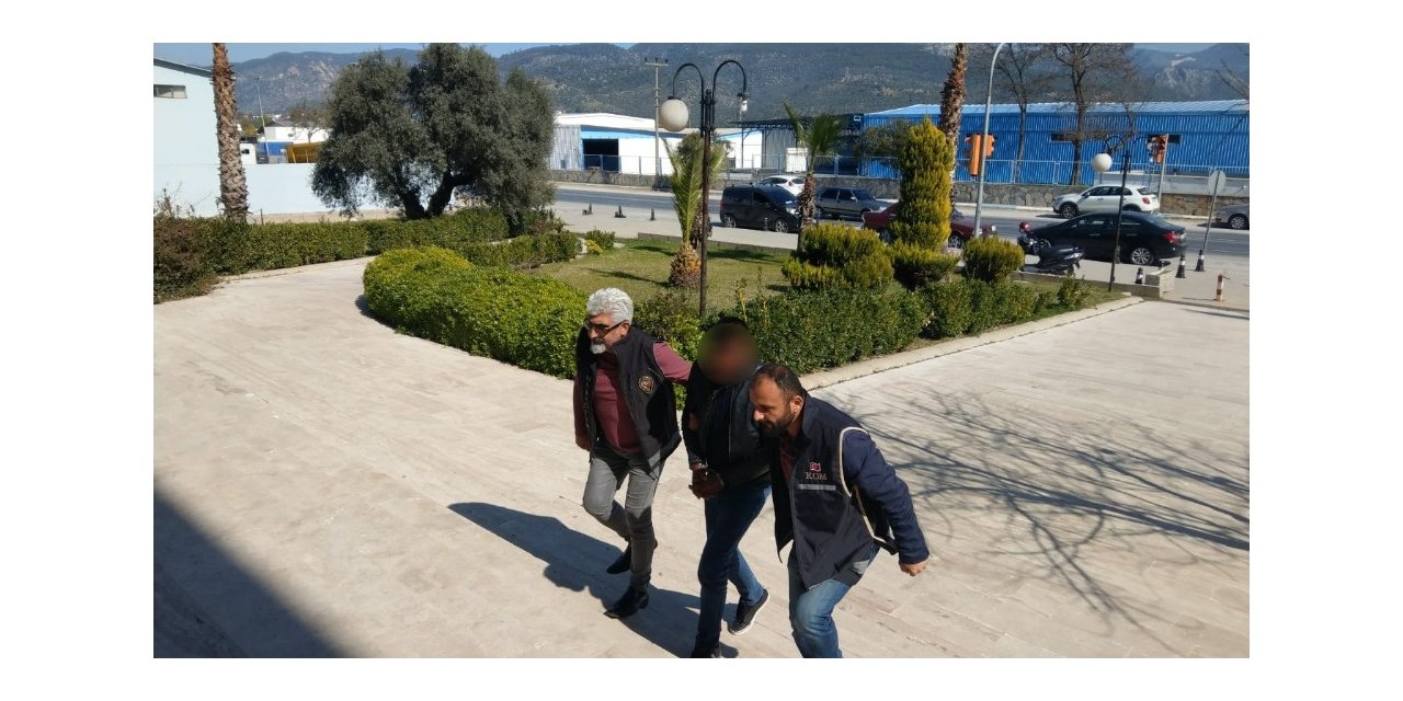 Evinde kenevirle yakalandı