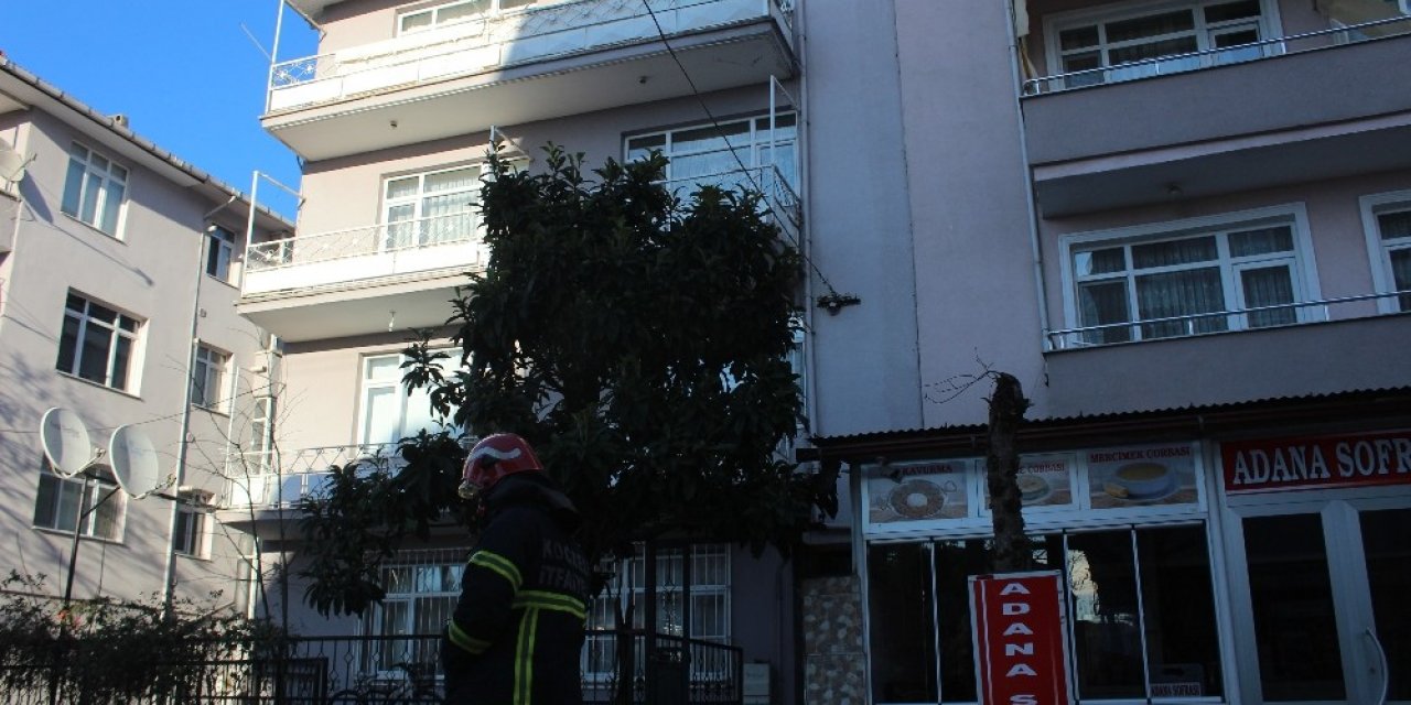 4 katlı binada çıkan yangın paniğe neden oldu