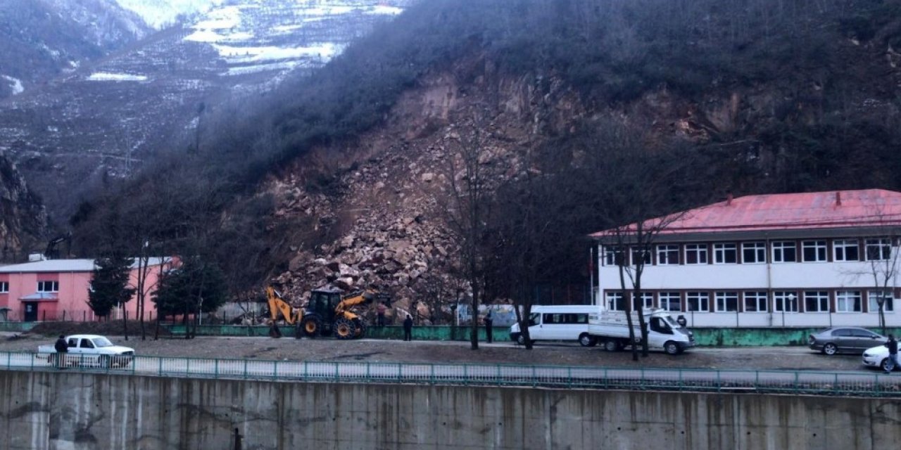 Gümüşhane’de dağdan kopan kayalar okulun bahçesine düştü