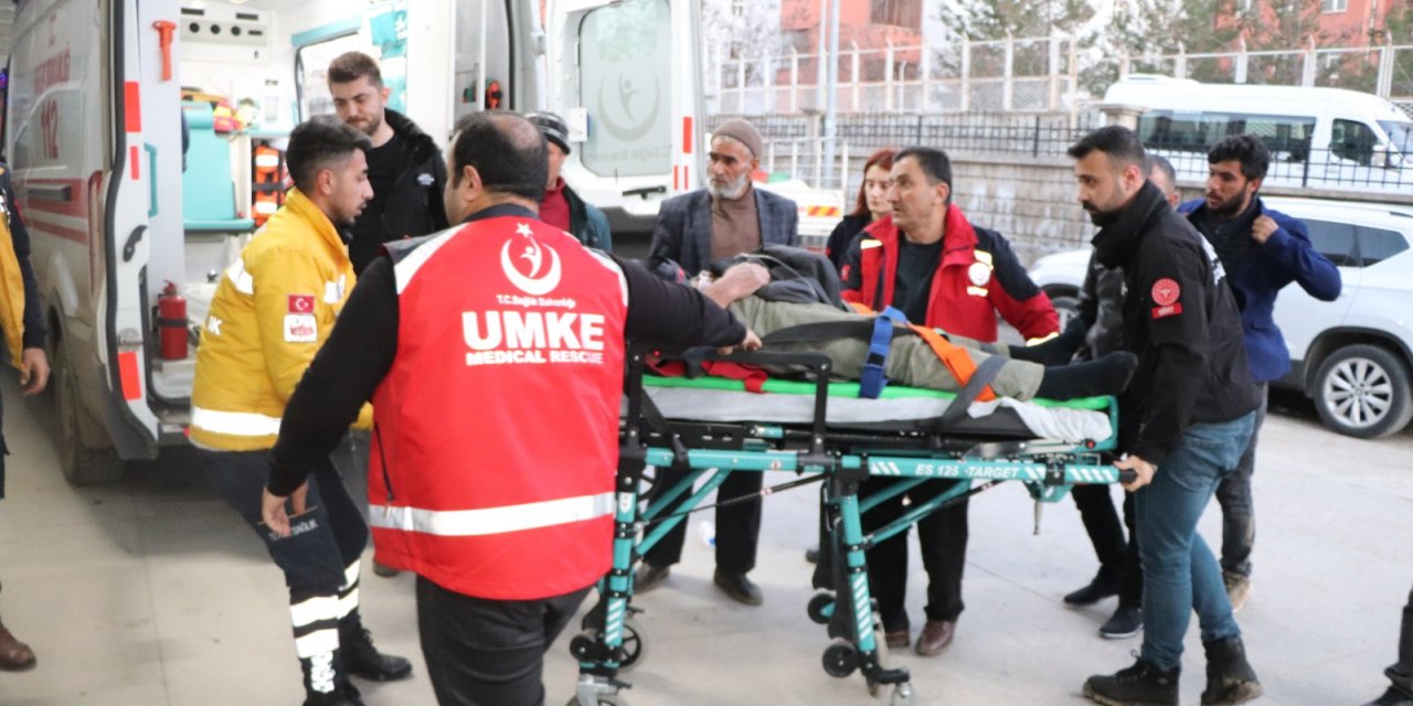 Siirt'te otomobil devrildi: 1'i ağır 3 yaralı