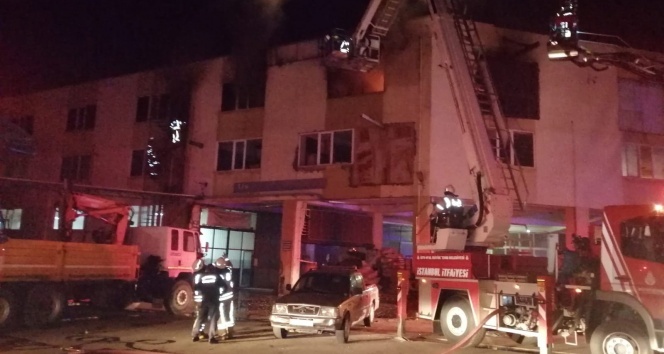 Tuzla’da sünger ve koltuk kılıfı imalathanesi alev alev yandı