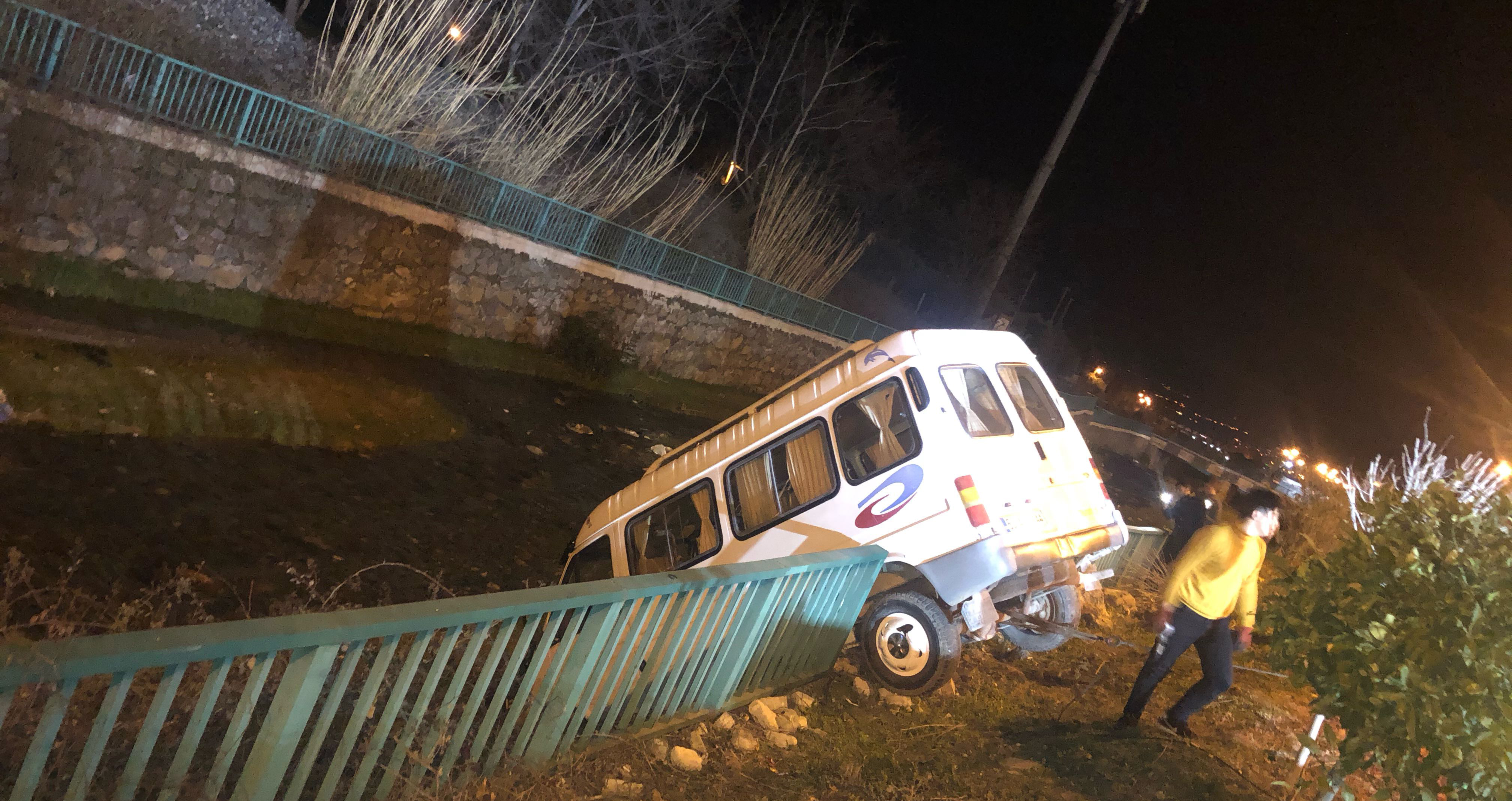 Osmaniye'de kontrolden çıkan minibüs, su kanalı korkuluklarında asılı kaldı