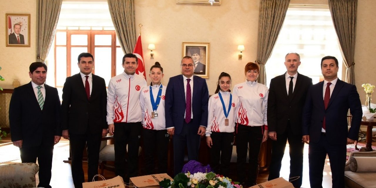 Badminton sporcuları ödüllendirildi