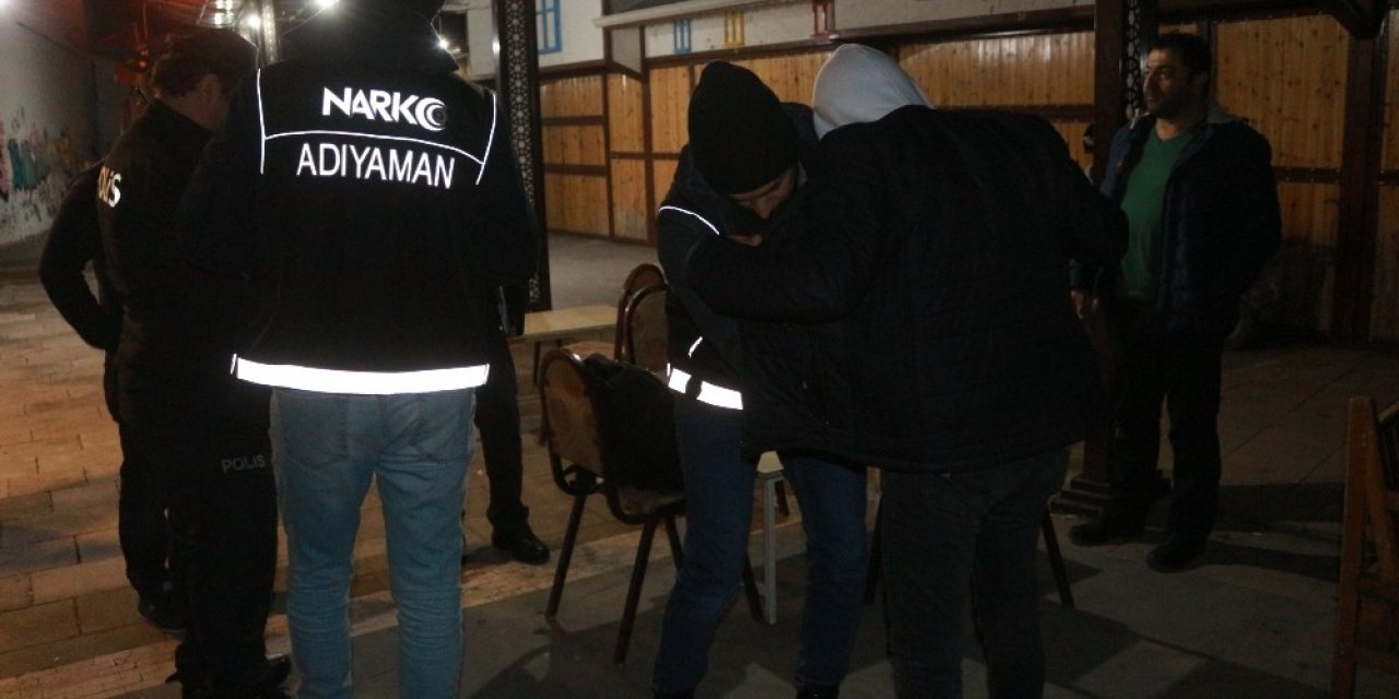 Polis ekipleri, sanat sokağında adeta kuş uçurtmuyor