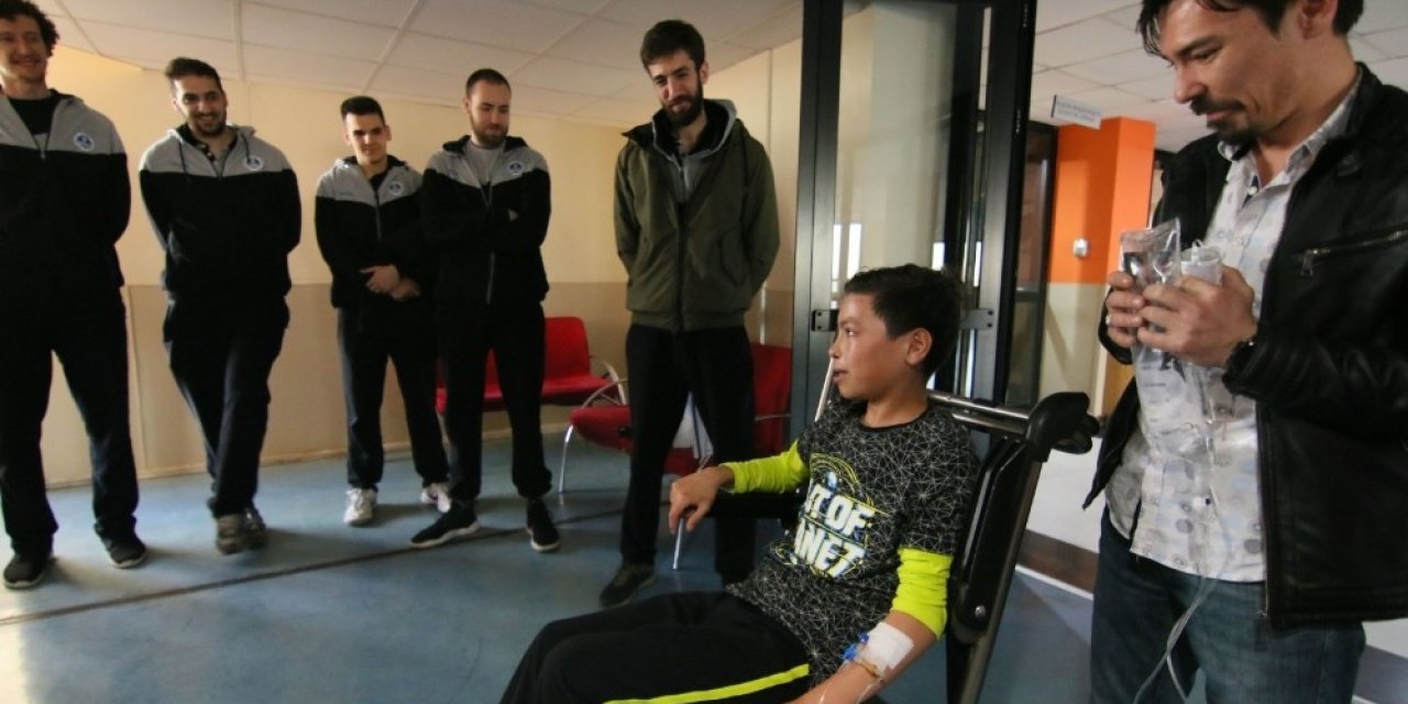 Kağıtspor, minik taraftara tedavisi için moral verdi