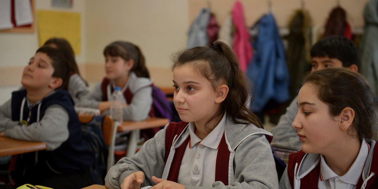 Dilini İngilizceye çevirttiği cep telefonlarını serbest bırakan öğretmen verimi artırdı