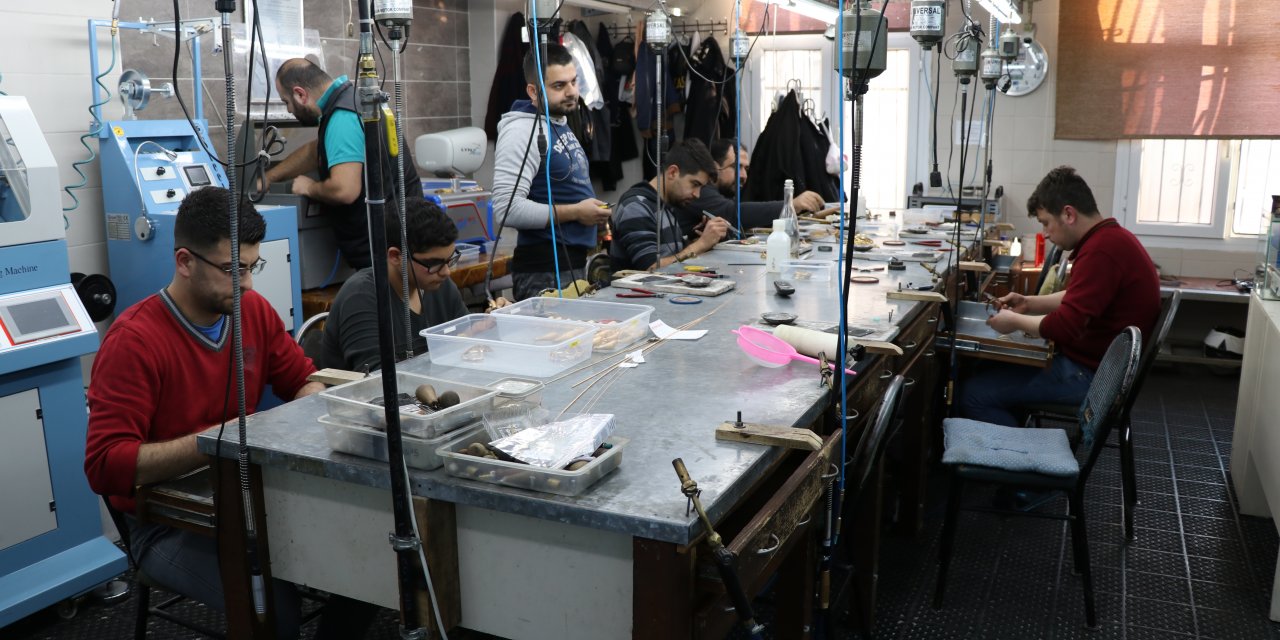 Çöpe karışan altın tozları binbir emekle ekonomiye kazandırılıyor