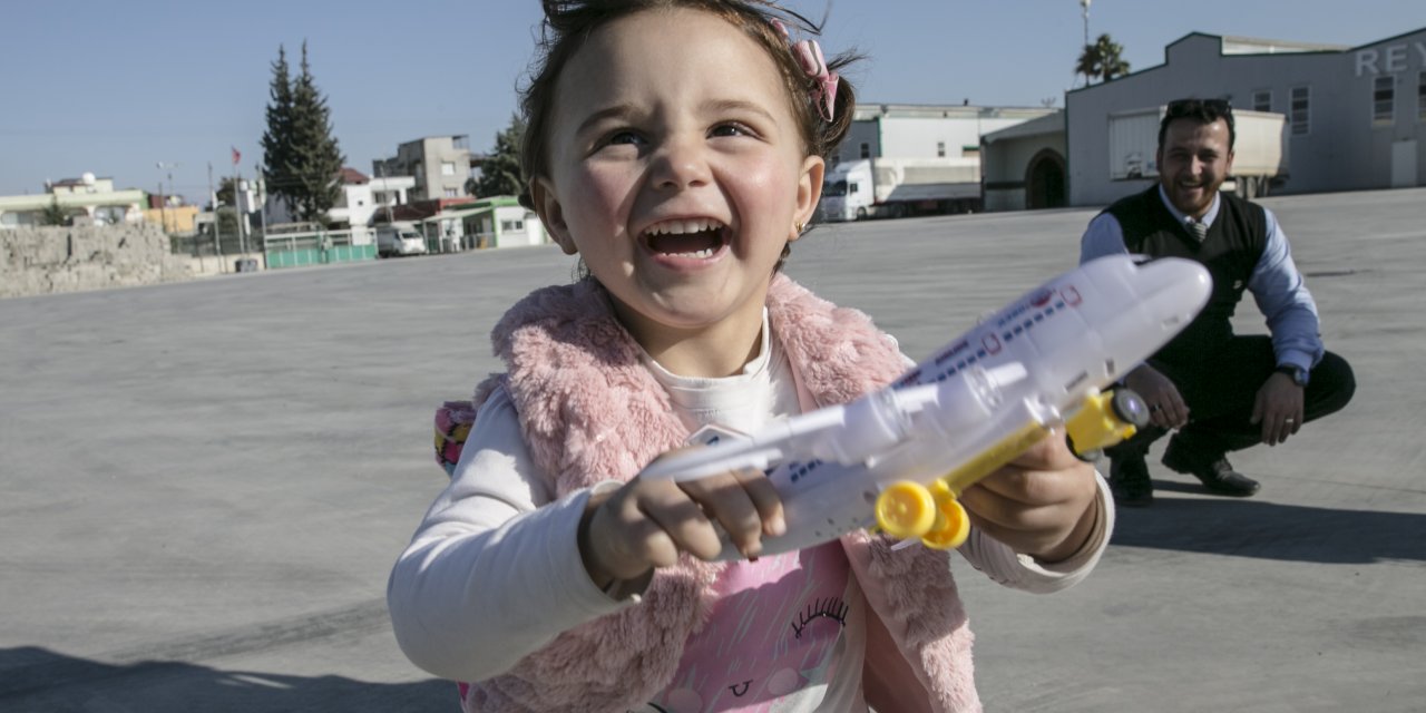 Suriye'de "savaş oyunu" oynayan Selva, Türkiye'de gerçek oyuncaklara kavuştu