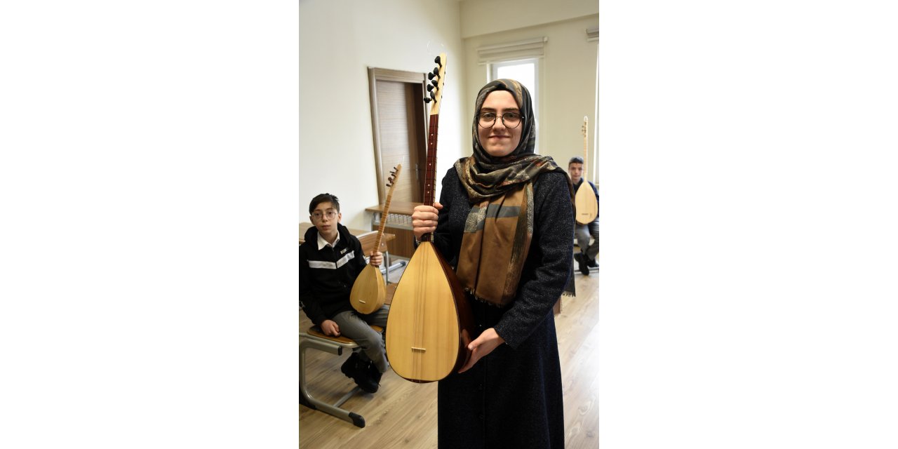 KYK yurdunda çalmayı öğrendiği bağlama ekmek kapısı oldu