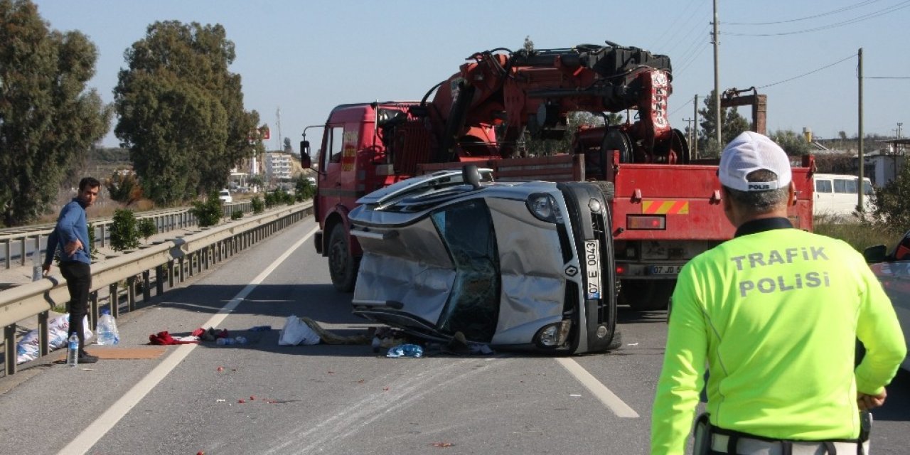 Devrilen araç çelik bariyerlere çarparak durabildi: 2 yaralı