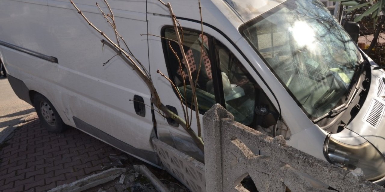 Kontrolden çıkan kamyonet evin bahçesine girerek durabildi, 1 yaralı