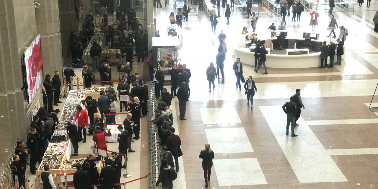 İstanbul Adliyesi'ndeki aramalarda bulunan ve unutulan eşyalar görenleri şaşırttı