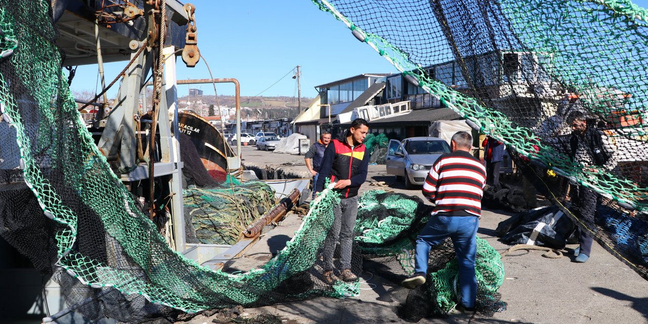 Tekirdağlı balıkçılar "deniz salyası" nedeniyle kıyıya boş ağlarla dönüyor
