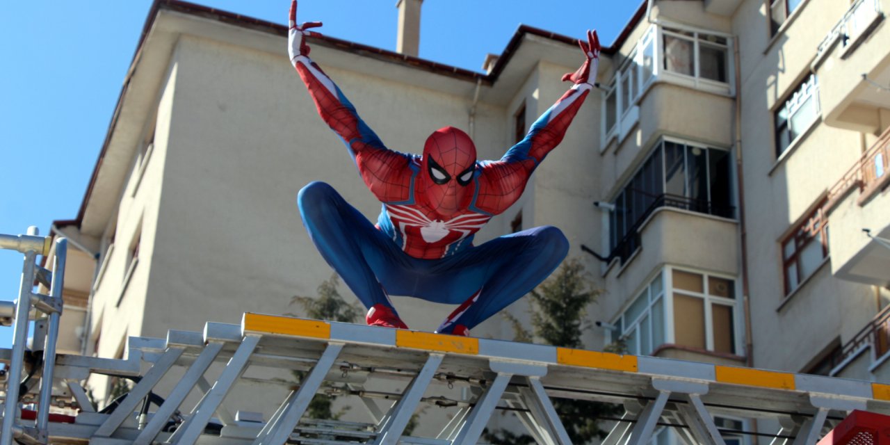 "Örümcek Adam" deprem bölgesinde çocukların yüzünü güldürüyor