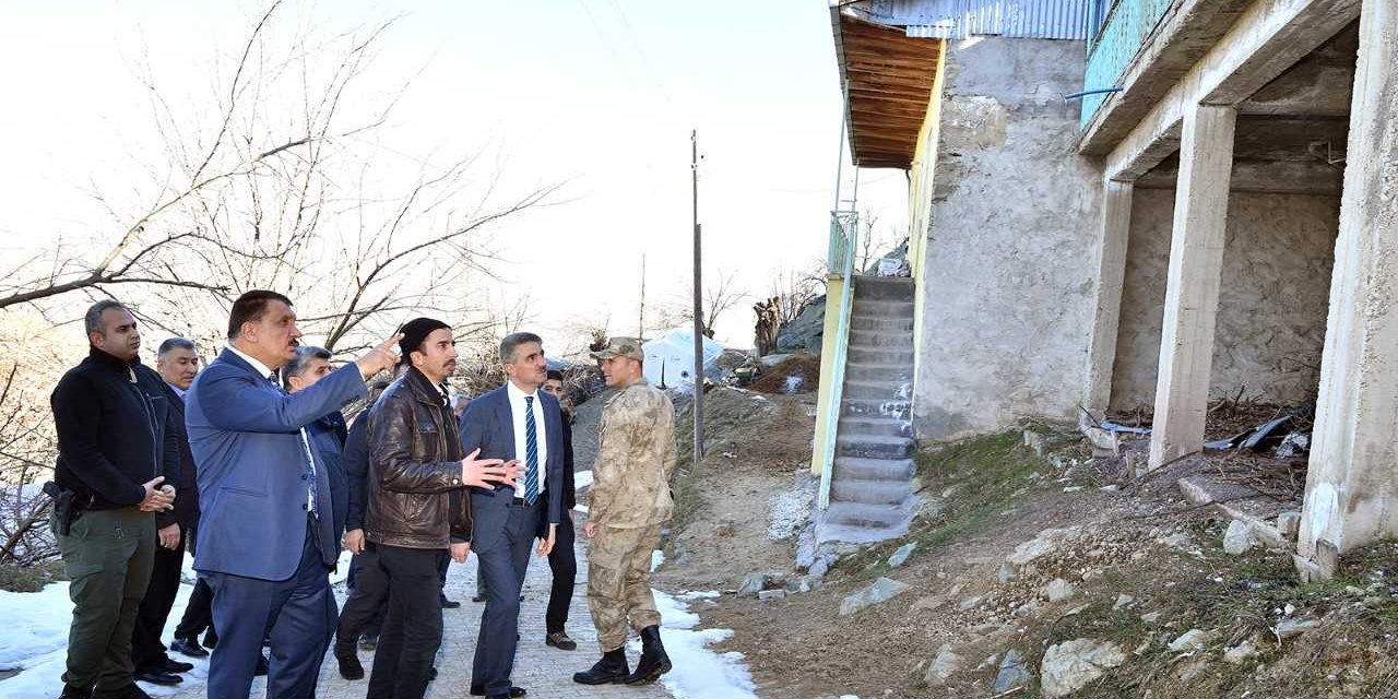 Malatya'da vali ve belediye başkanı deprem bölgesinde inceleme yaptı
