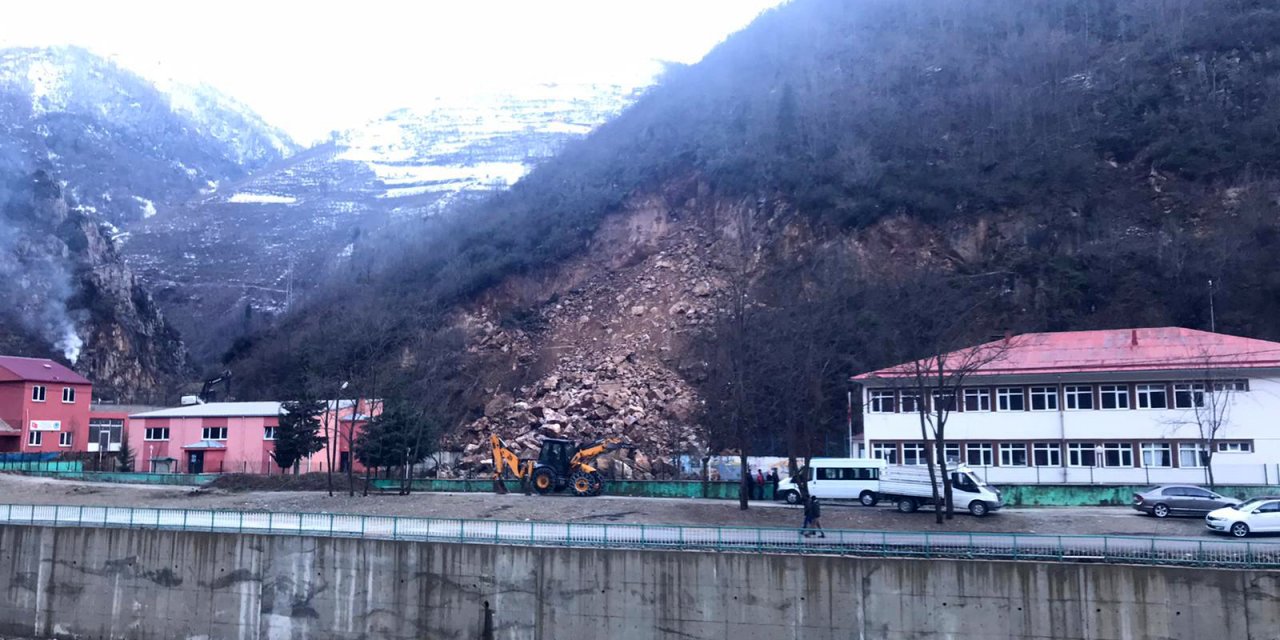 Gümüşhane'de bahçe duvarı heyelandan zarar gören okulda eğitime ara verildi