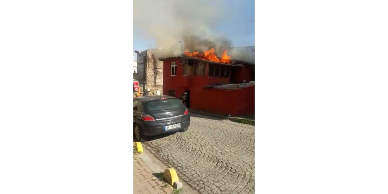 Fatih’te gecekondu alev alev yandı