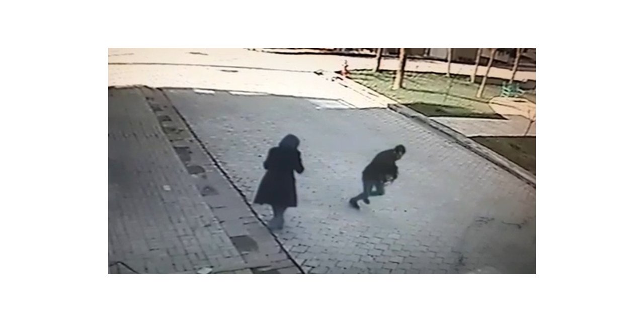 Kadının sokakta bıçakla gasp edilmesi güvenlik kamerasında