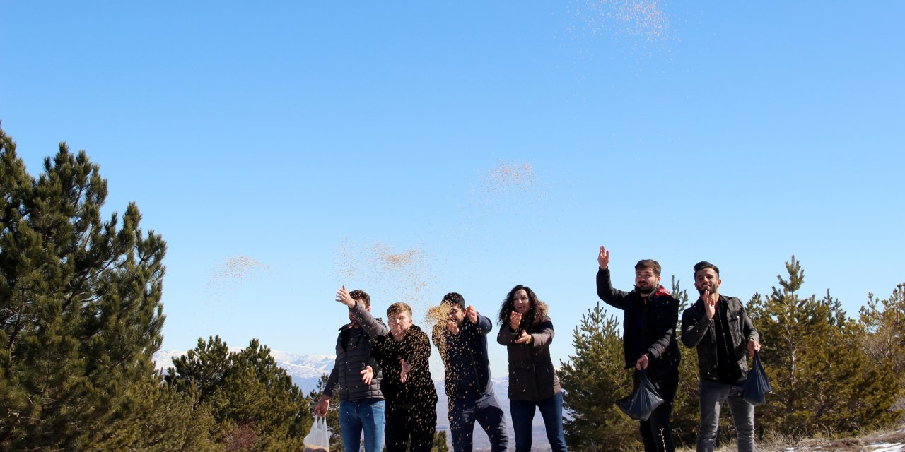 Suşehri'nde öğrenciler yaban hayvanları için doğaya yem bıraktı