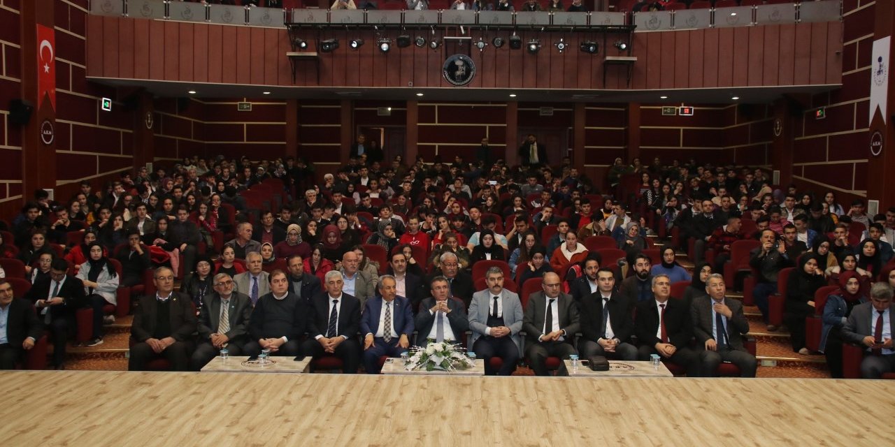 Yazar Tarık Buğra memleketi Akşehir'de anıldı