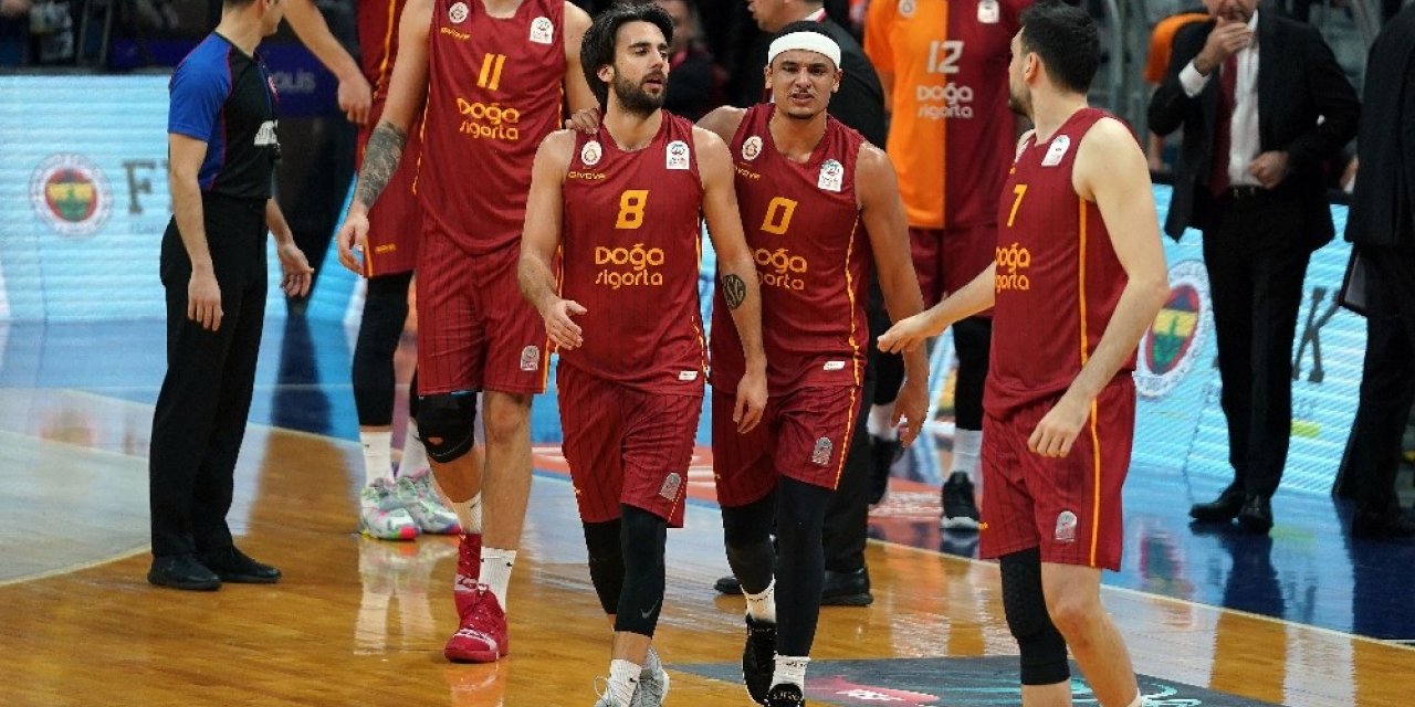 Galatasaray futboldan sonra basketbolda da Fenerbahçe’yi deplasmanda yenememe serisini bitirdi