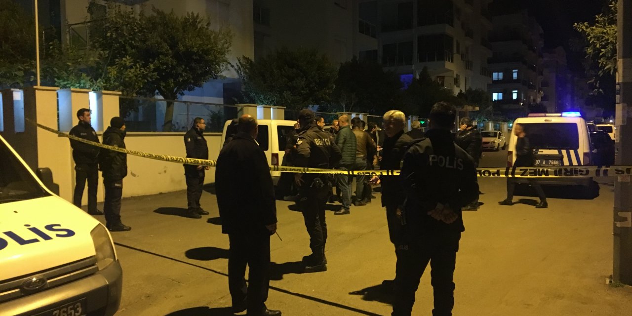 Antalya'da "dur" ihtarına uymayan bir kişi bekçinin uyarı ateşiyle yaralandı