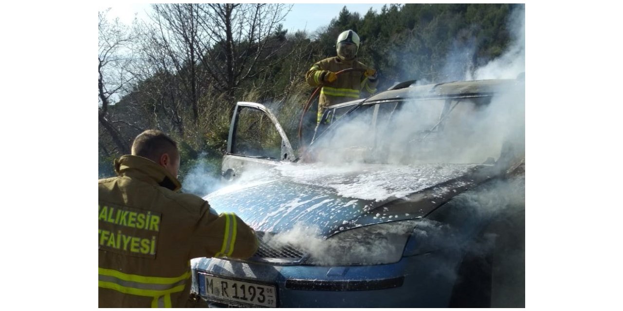 Balıkesir’de yabancı plakalı araç yandı