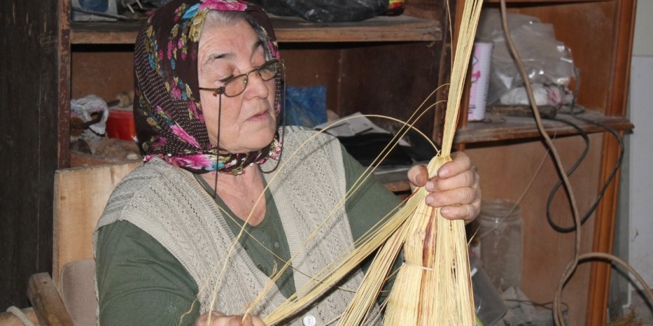 Süpürgeci Hanife Teyze: 40 yıldır süpürge üretiyor
