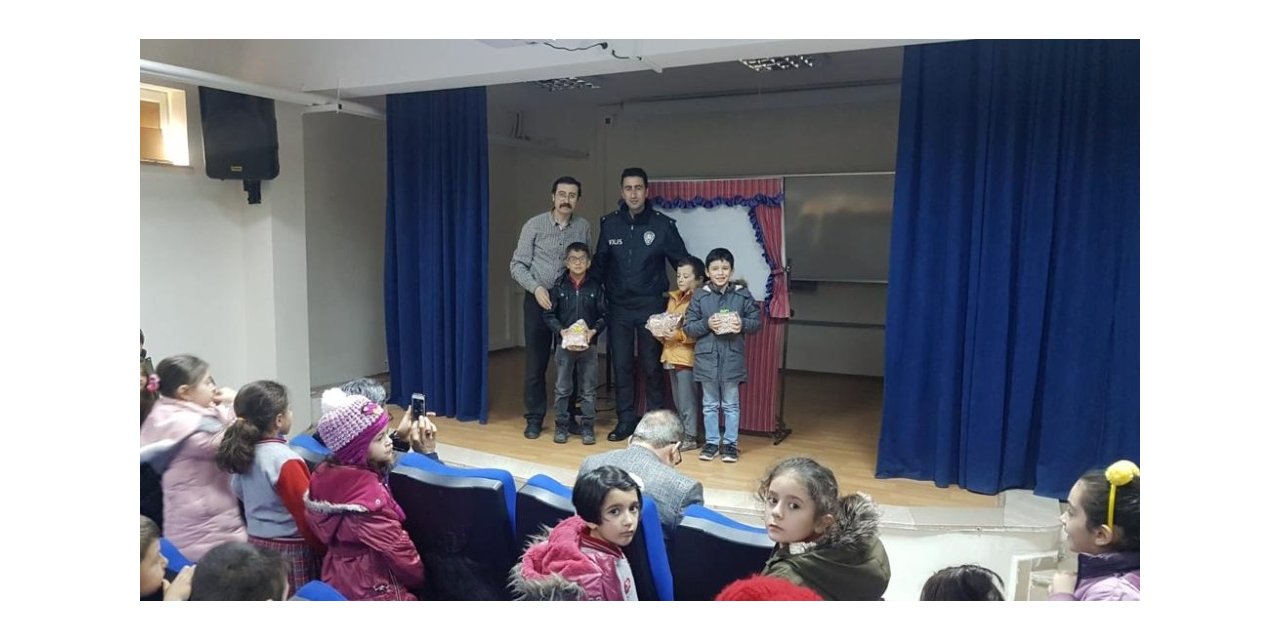 Tokat Polisinden çocuklara Karagöz hediyesi