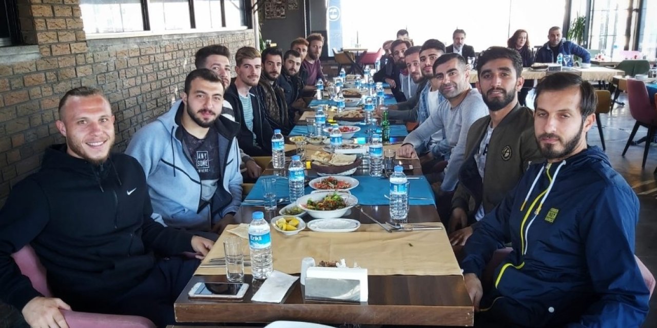 Bağlar Belediyespor moral yemeğinde buluştu