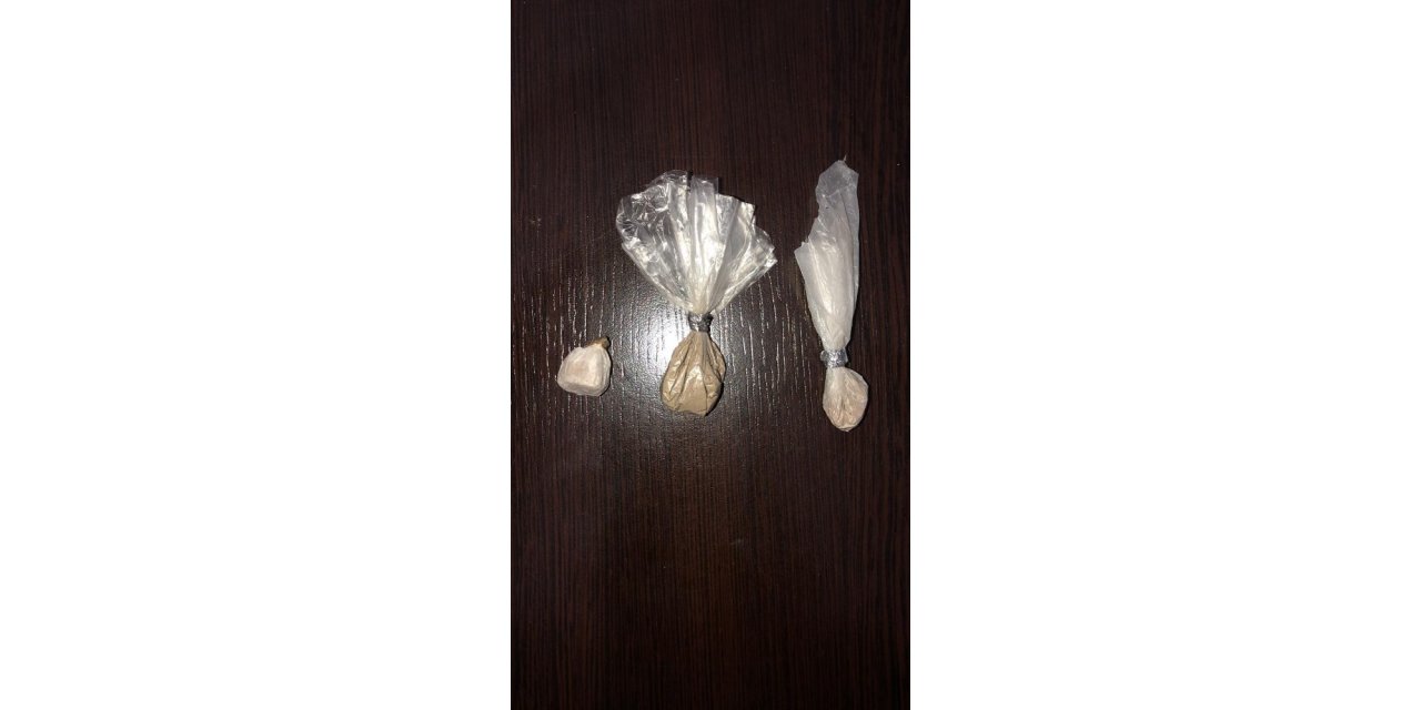 Durdurulan araçtaki şahıslardan 35 gram eroin çıktı