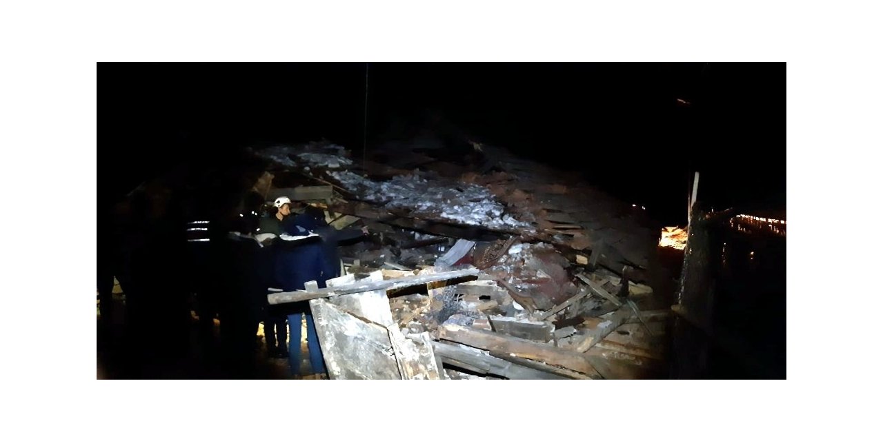 Fırtına iki katlı evi çökertti, koyunlar enkazın altında kaldı