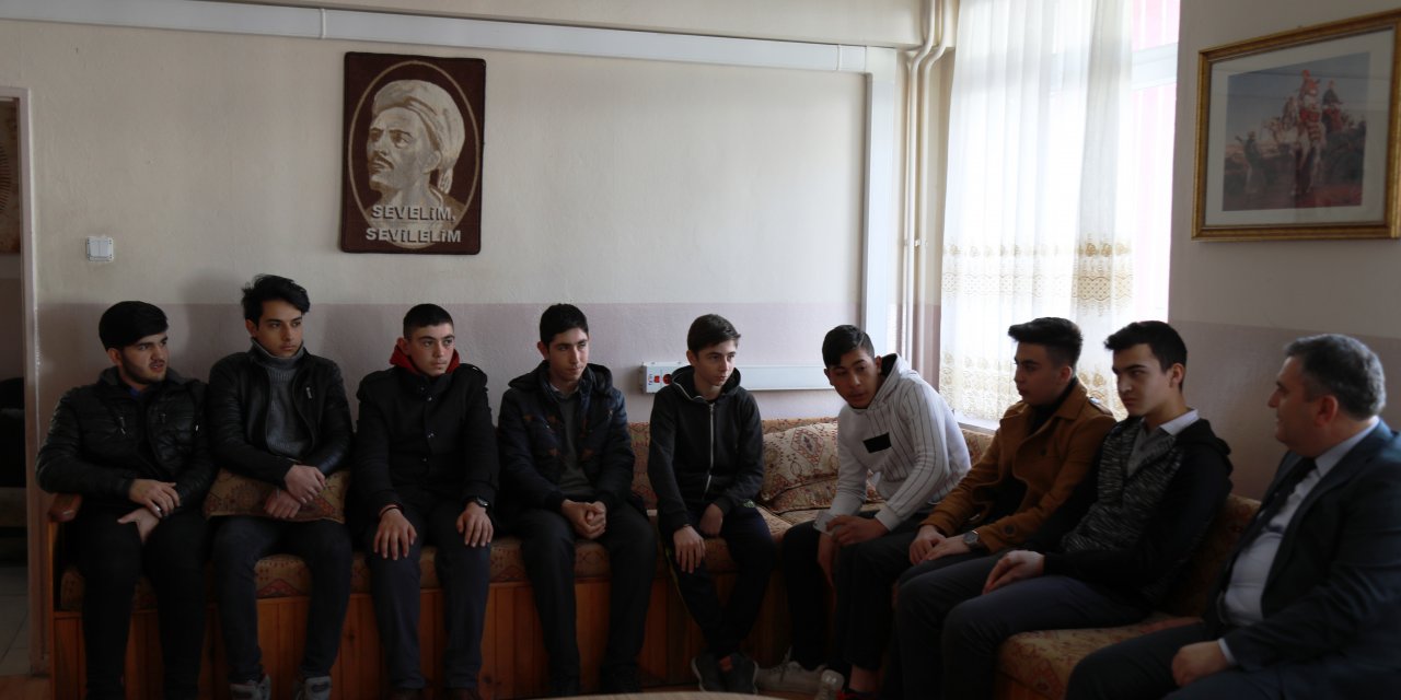 Başkan Demirbaş, yurtta kalan öğrencilerini ziyaret etti
