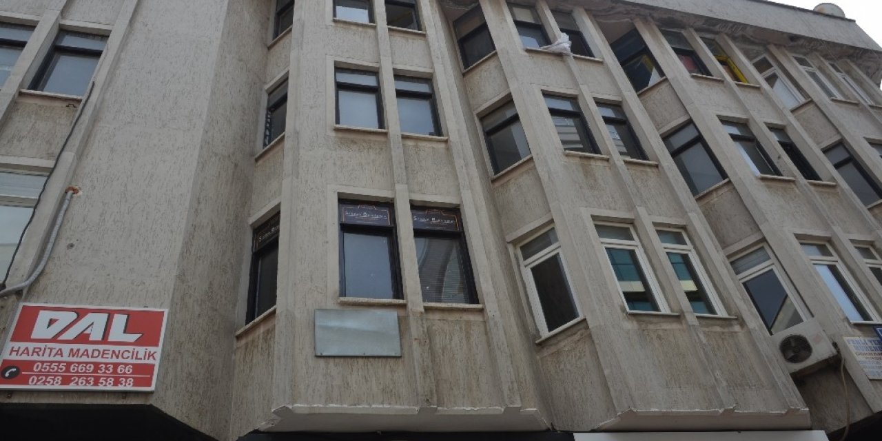 Şiddetli lodostan düşen cam bir kişiyi yaraladı