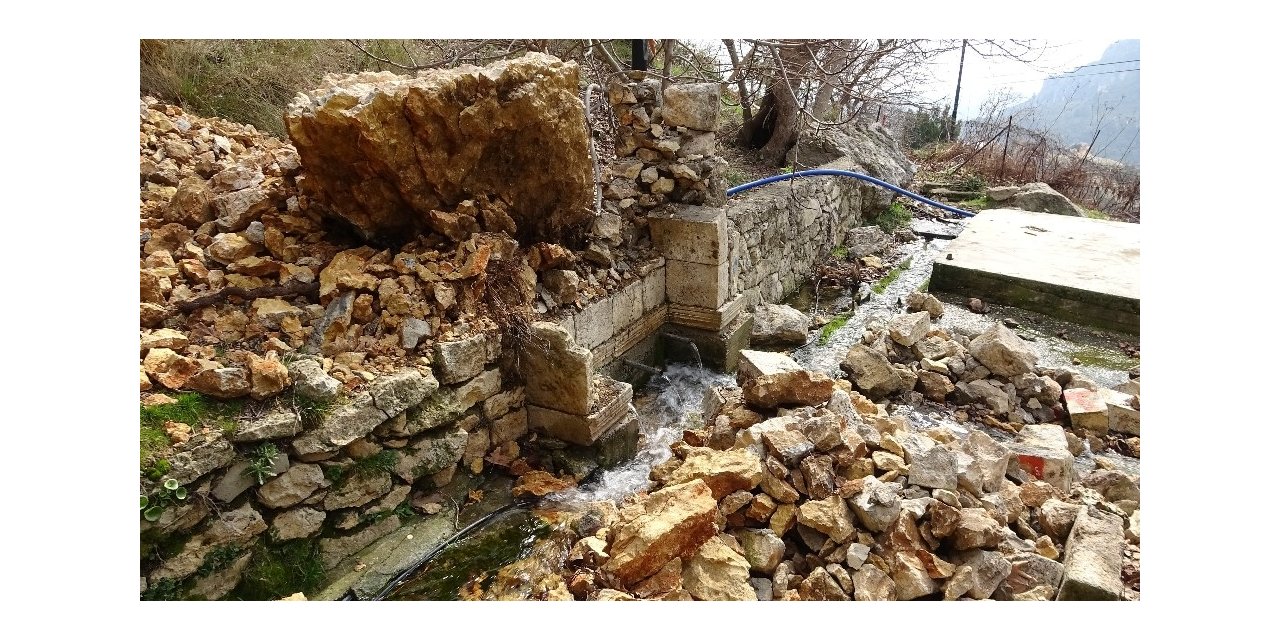 700 yıllık çeşmenin üzerine kaya düştü