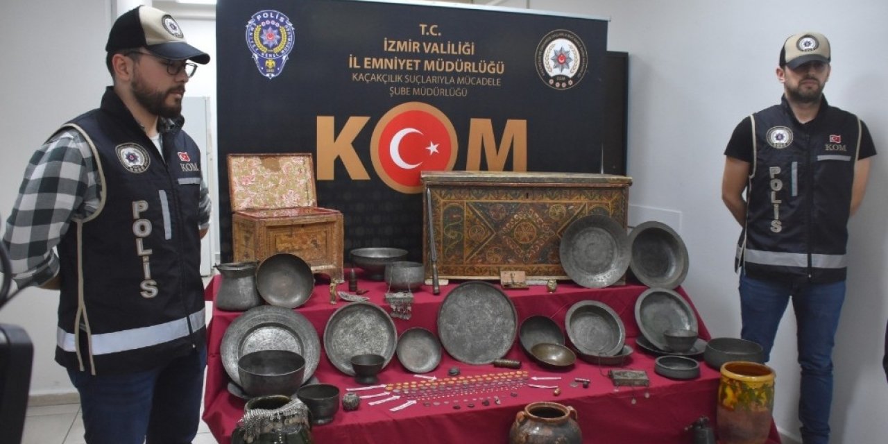 İzmir’de piyasa değeri 15 milyon lira olan 506 parça tarihi eser ele geçirildi