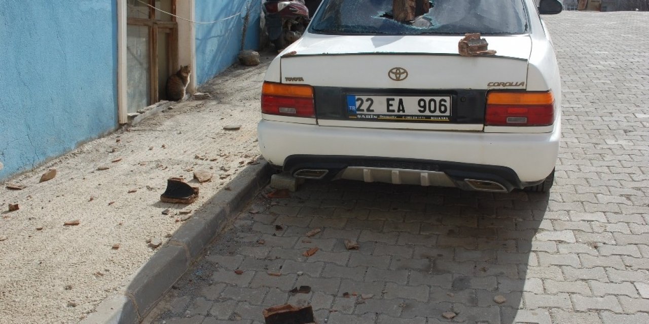 Tekirdağ’da şiddetli fırtına: otomobil hasar gördü
