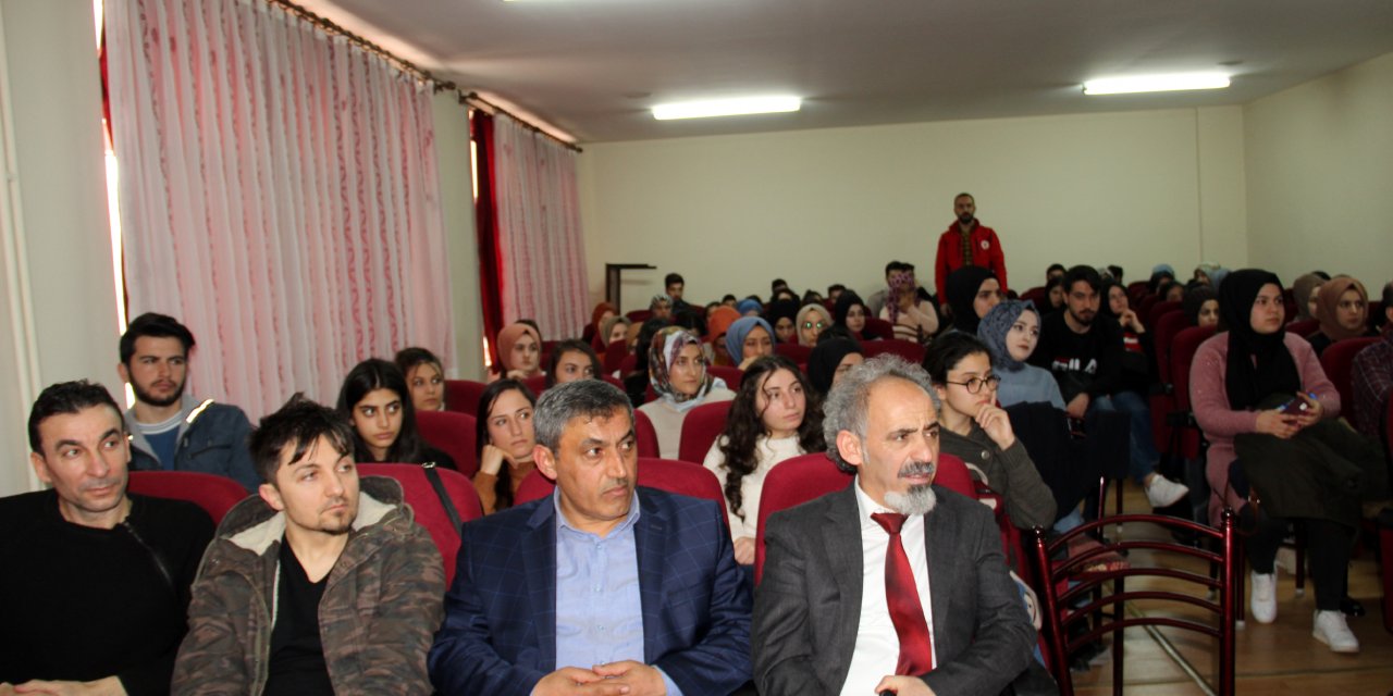 Suşehri'ne "Gençlik ve Güvenli Gelecek" konferansı düzenlendi