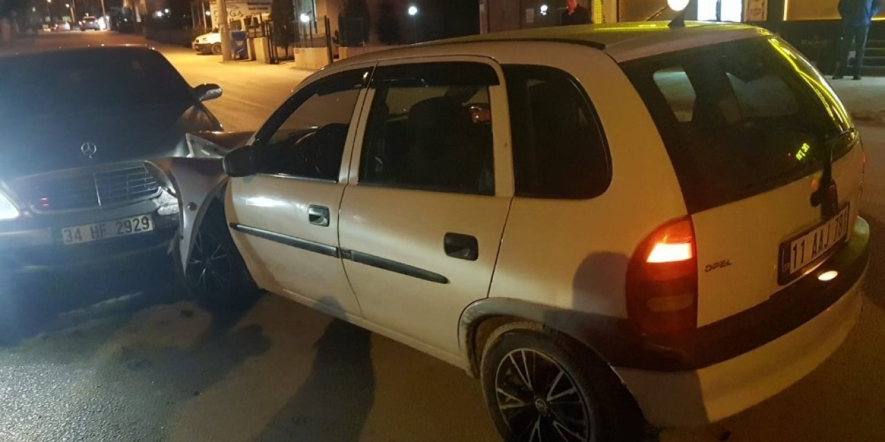 Ehliyetsiz sürücü aracıyla kırmızı ışıkta bekleyen otomobile çarptı; 1 yaralı