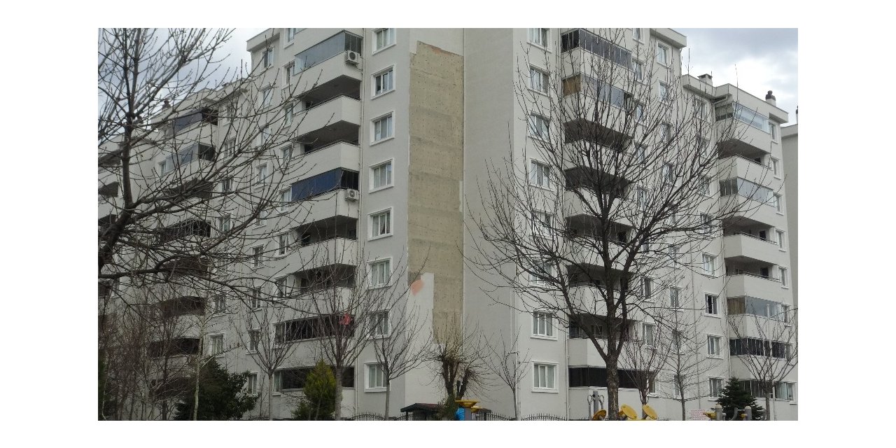 Lodos apartmanın dış cephesini söktü