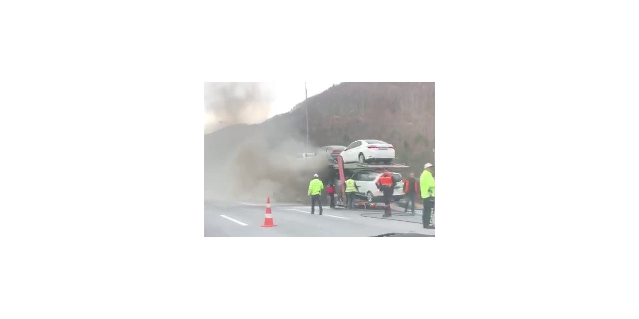 Sıfır otomobil yüklü tır yandı 2 araç hasar gördü