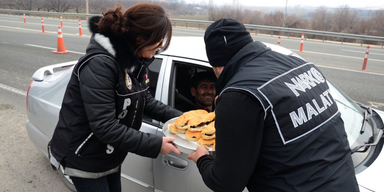 Malatya'da polisten uygulama noktasında sürücülere sucuk ekmek ikramı