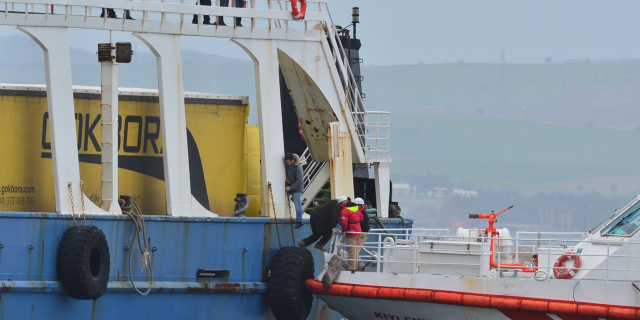 GÜNCELLEME - Çanakkale'de feribot, denizde oluşan kum adasına oturdu