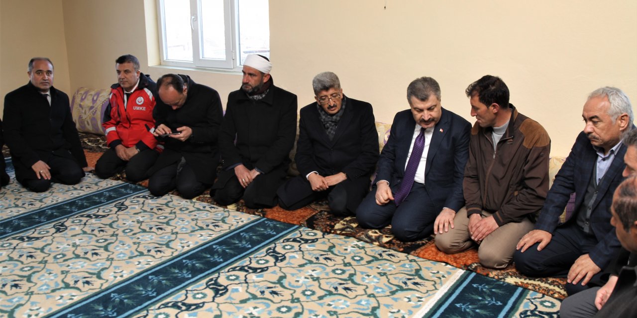 Sağlık Bakanı Koca, Van'da depremden etkilenen mahalleyi ziyaret etti