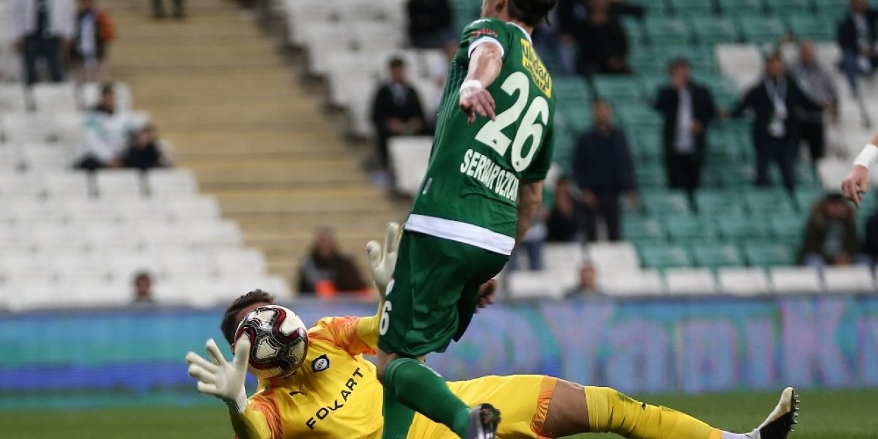 TFF 1. Lig: Bursaspor: 1 - Altay: 2 (İlk yarı sonucu)