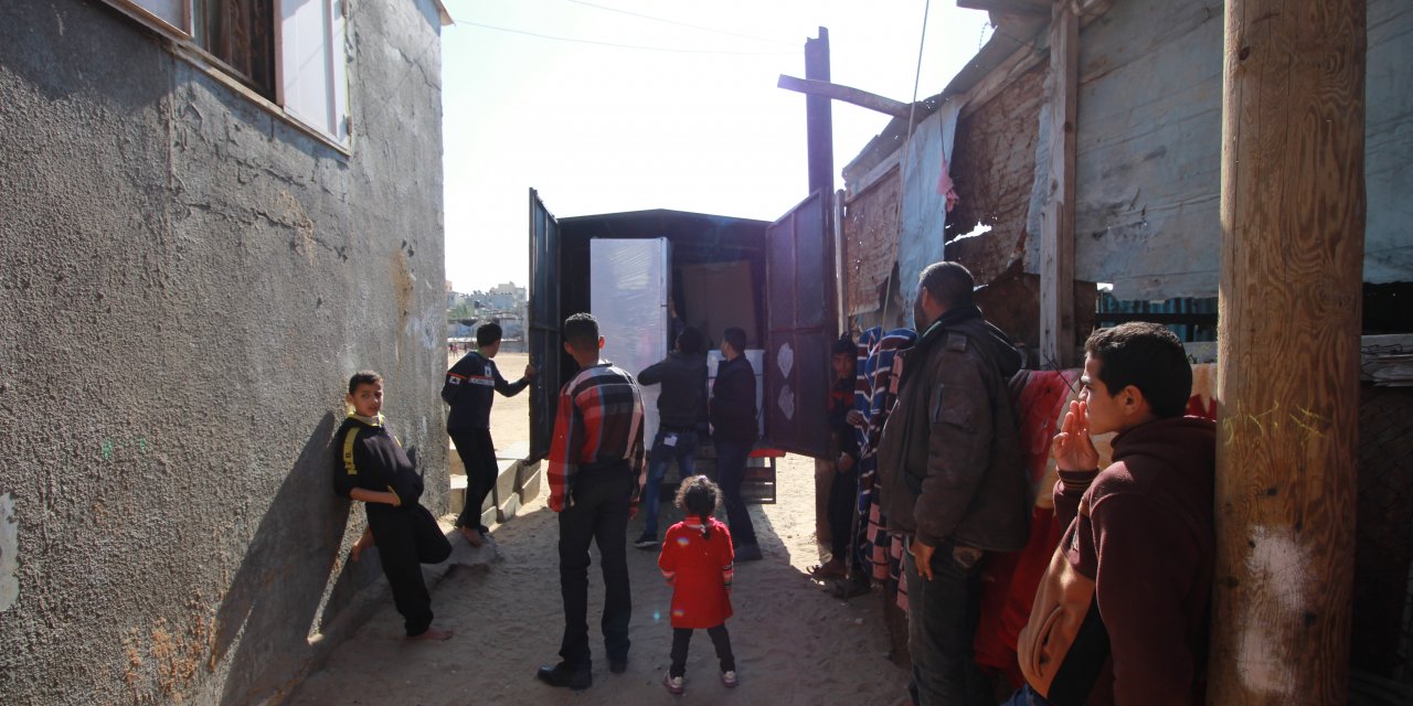 Türk Kızılaydan ekmek kırıntılarını satarak ailesine bakan Gazzeli anneye yardım eli