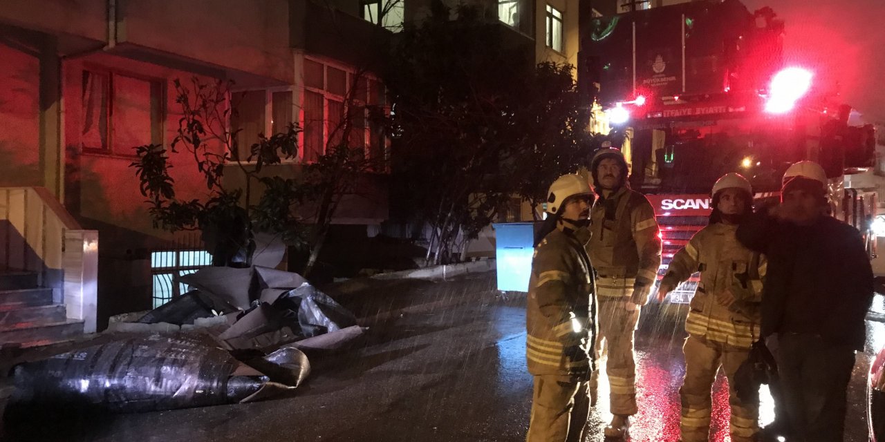 Ümraniye'de bir evin çatısı uçtu